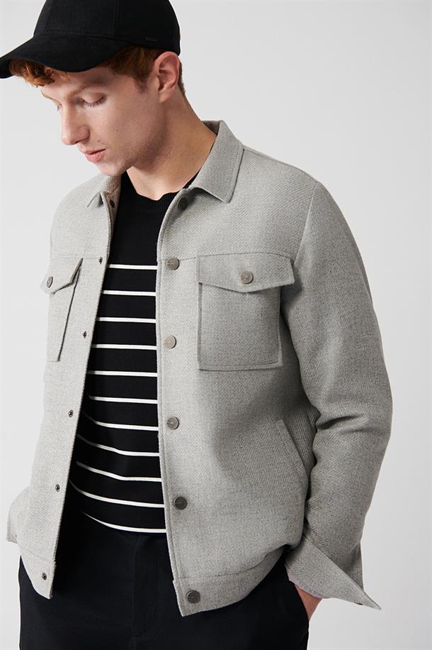 Gri Klasik Yaka Çıtçıtlı Kapaklı Cepli Kısa Kaşe Mont