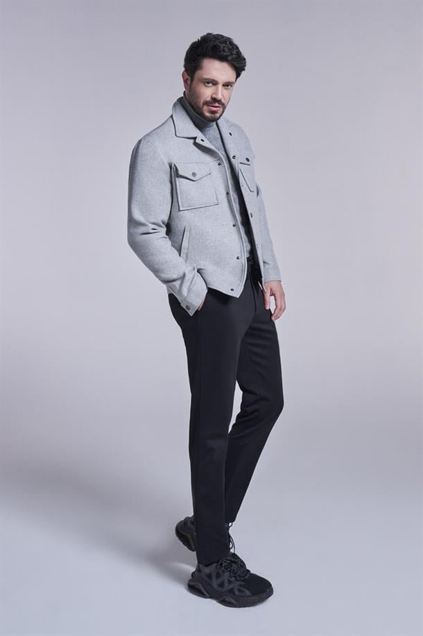 Gri Klasik Yaka Çıtçıtlı Kapaklı Cepli Kısa Kaşe Mont