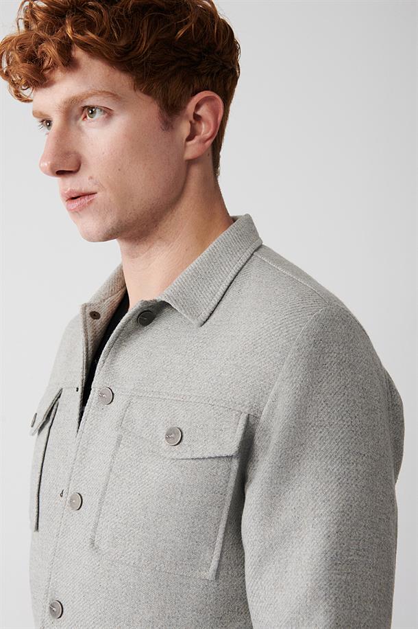 Gri Klasik Yaka Çıtçıtlı Kapaklı Cepli Kısa Kaşe Mont