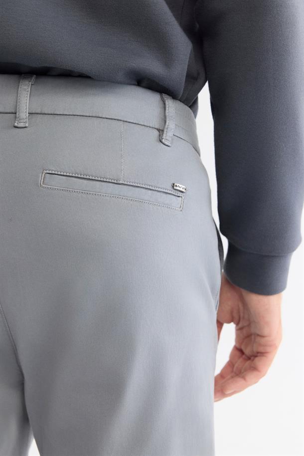 Gri Yanı Lastikli Yumuşak Tuşeli Duble Paça Pantolon