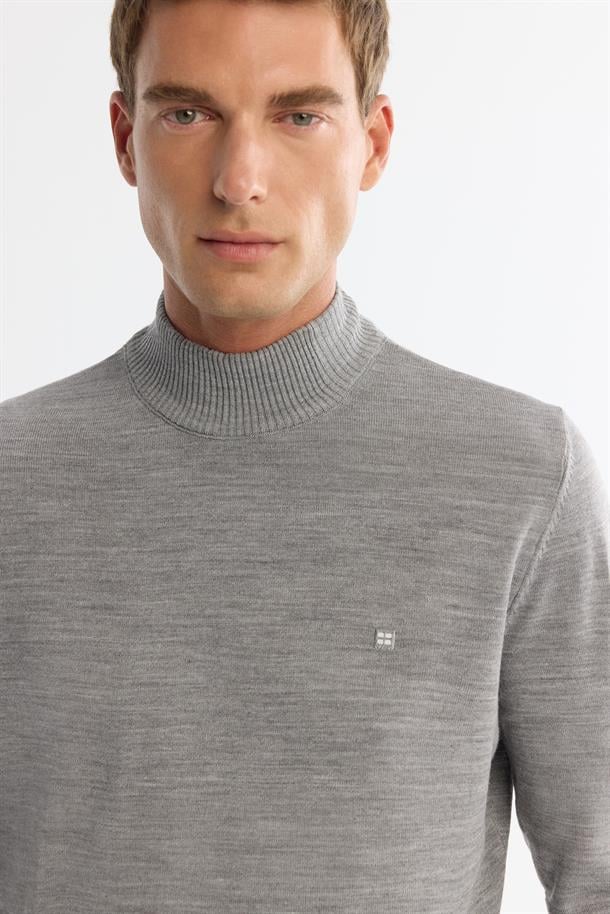 Gri Yarım Balıkçı Yaka Tüylenmeyen Triko Kazak