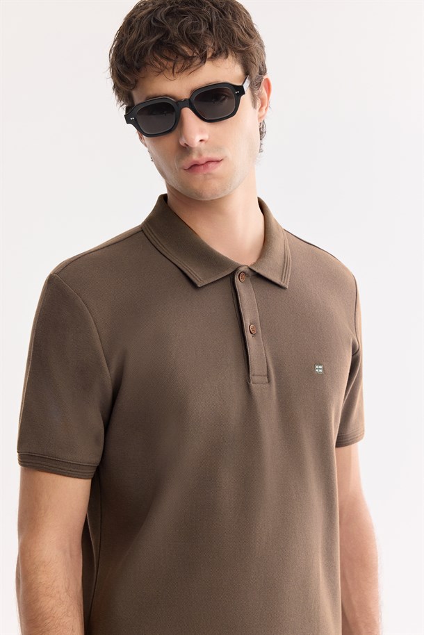 Kahverengi Kıvrılmaz Polo Yaka %100 Pamuk Basic T-Shirt