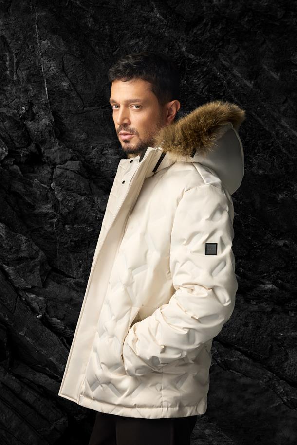 Kırık Beyaz Kapüşonlu %100 Kaz Tüyü Su İtici Rüzgar Geçirmez -10 Dereceye Dayanıklı Şişme Mont
