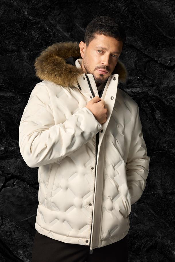 Kırık Beyaz Kapüşonlu %100 Kaz Tüyü Su İtici Rüzgar Geçirmez -10 Dereceye Dayanıklı Şişme Mont