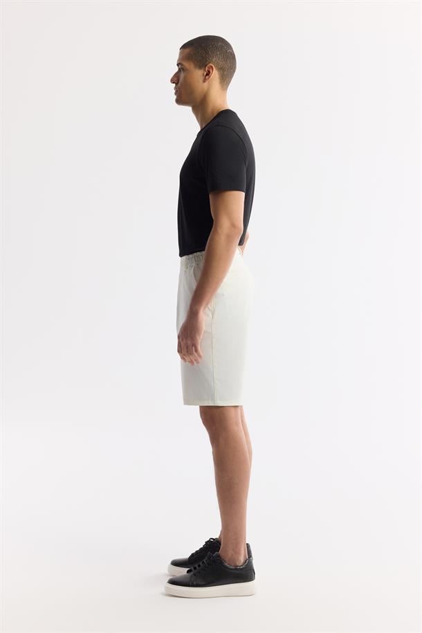 Kırık Beyaz Beli Lastikli Bi-Stretch Teknik Kumaş Şort