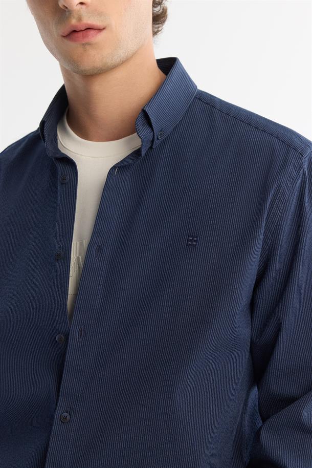 Lacivert Düğmeli Yaka Kolay Ütülenen Çizgili Gömlek