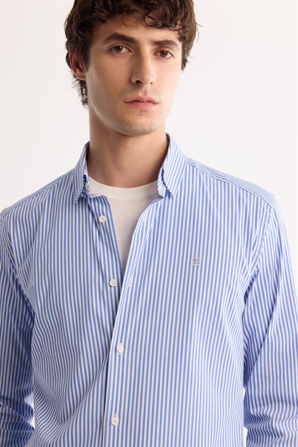 Mavi Düğmeli Yaka Kolay Ütülenen Gömlek