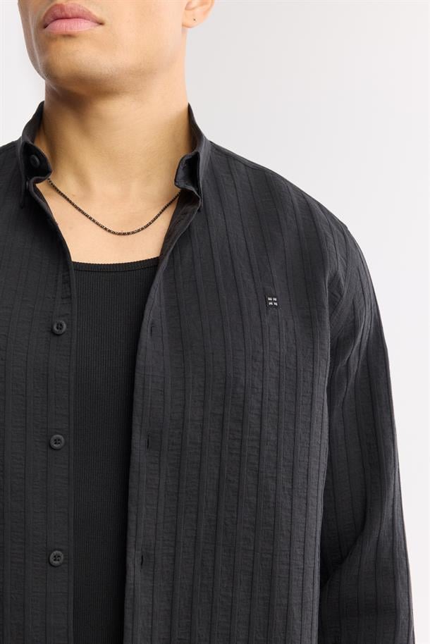 Siyah Alttan Britli Yaka Çizgili Lyocell Gömlek