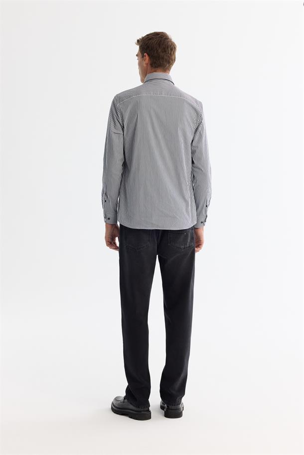 Siyah Alttan Britli Yaka Kolay Ütülenen Gömlek