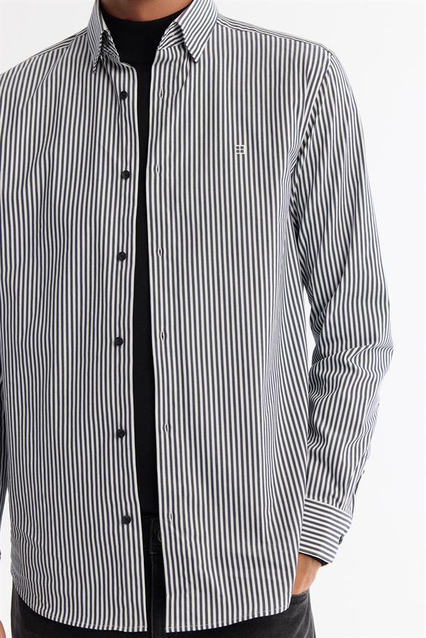 Siyah Alttan Britli Yaka Kolay Ütülenen Gömlek