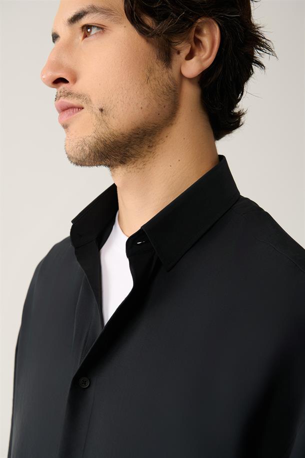 Siyah Soft Touch Alttan Britli Yaka Soft Touch Gömlek