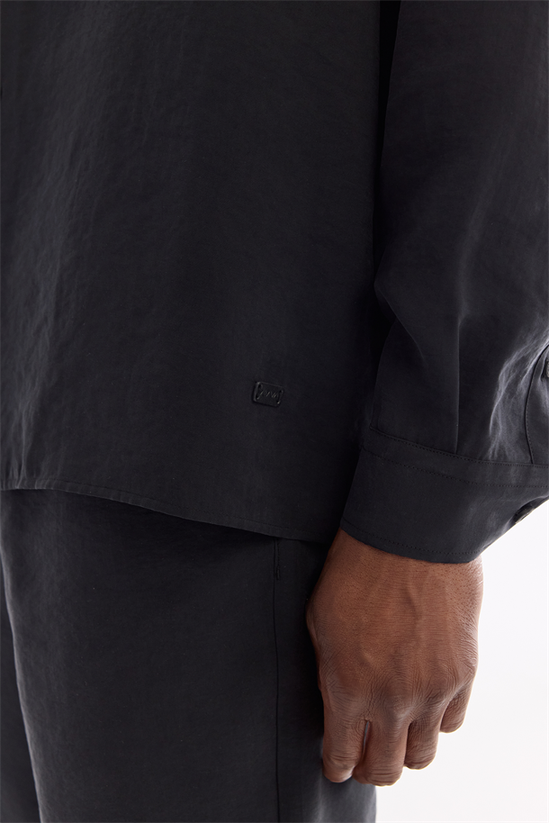 Siyah Alttan Britli Yaka Nefes Alan Soft Touch Gömlek