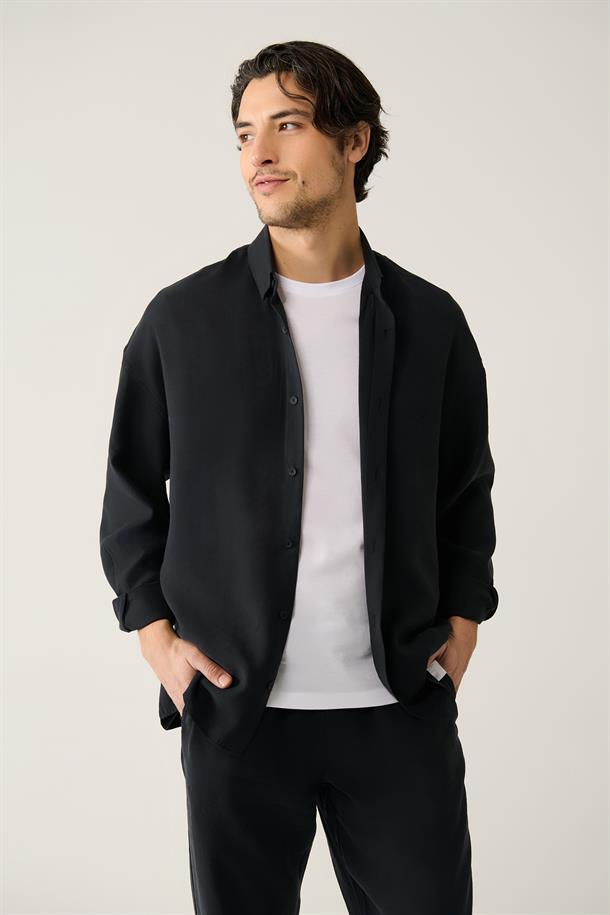 Siyah Soft Touch Alttan Britli Yaka Soft Touch Gömlek