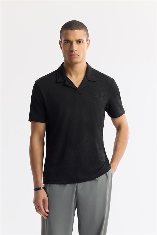 Siyah Apaj Yaka Çizgili Jakarlı Elastan T-Shirt