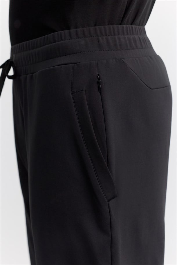 Siyah Beli Lastik Yan cepli Enjeksiyon Baskılı Paça Kesik Metraj Baskılı Teknik Jogger