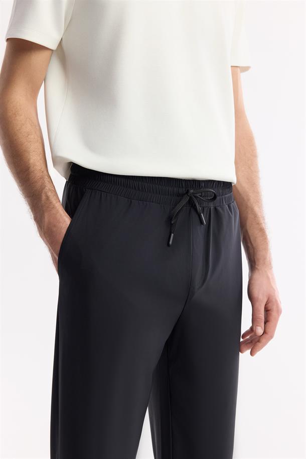 Siyah Beli Lastikli Bağcıklı Teknik Kumaş Eşofman Altı