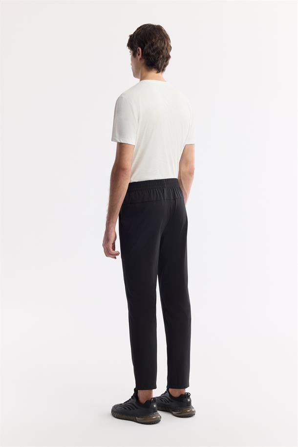 Siyah Beli Lastikli Teknik Kumaş Eşofman Altı