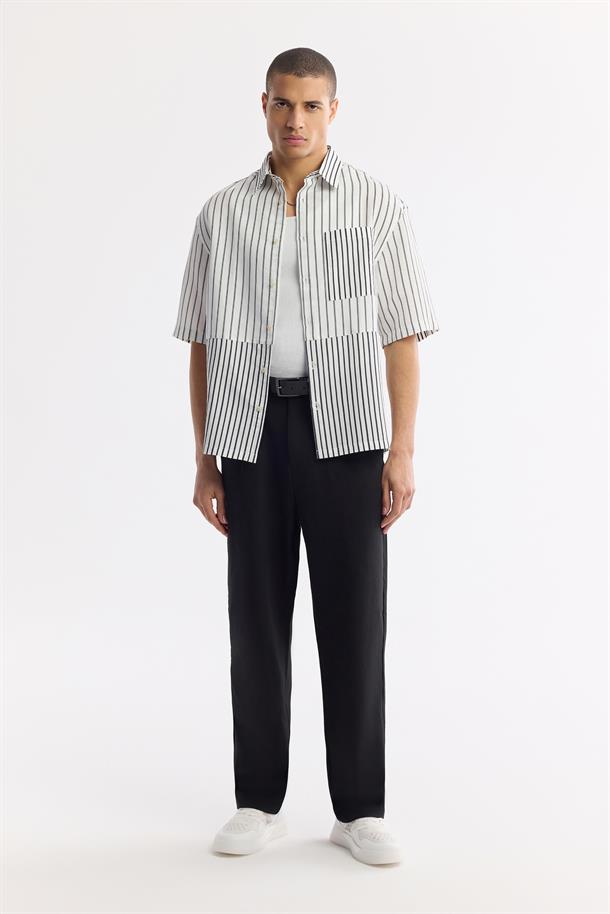 Siyah-Beyaz Klasik Yaka Viskon Karışımlı Kısa Kol Gömlek