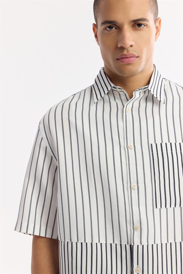 Siyah-Beyaz Klasik Yaka Viskon Karışımlı Kısa Kol Gömlek