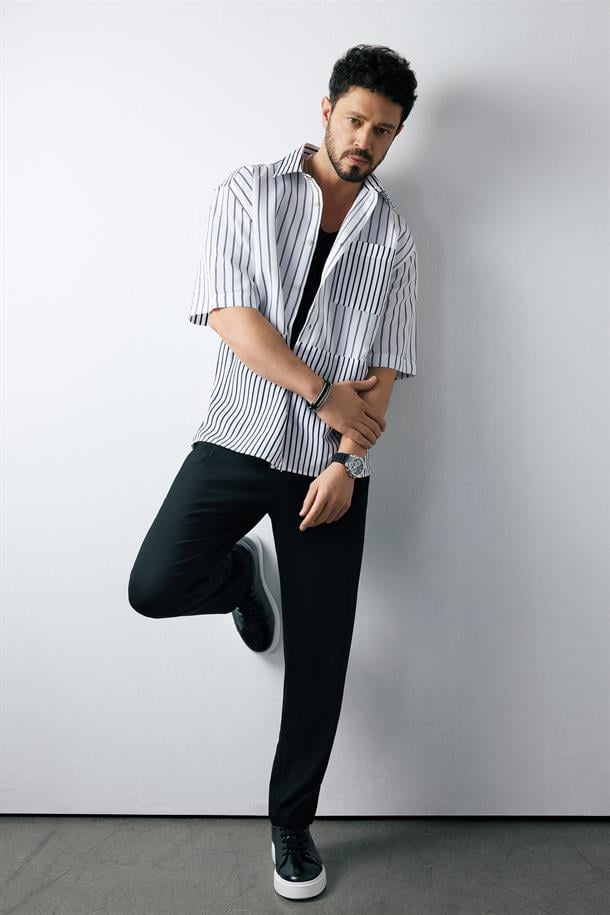 Siyah-Beyaz Klasik Yaka Viskon Karışımlı Kısa Kol Gömlek