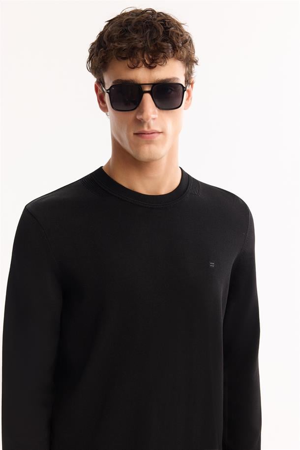 Siyah Bisiklet Yaka Rayon Karışımlı Tüylenmeyen Triko Kazak