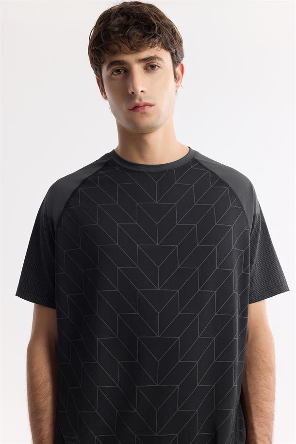 Siyah Bisiklet Yaka Desenli Teknik Kumaş T-Shirt