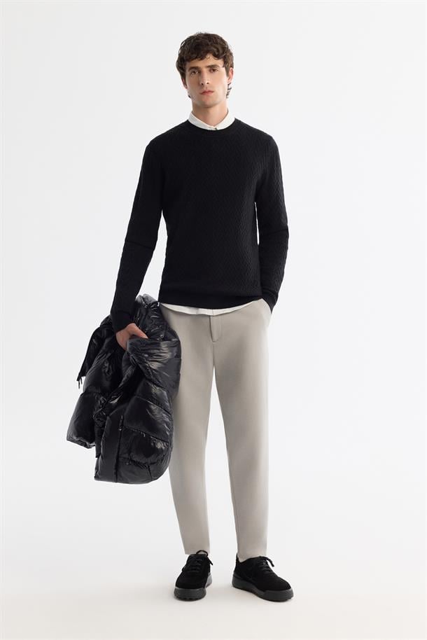 Siyah Bisiklet Yaka Jakarlı Soft Touch Triko Kazak