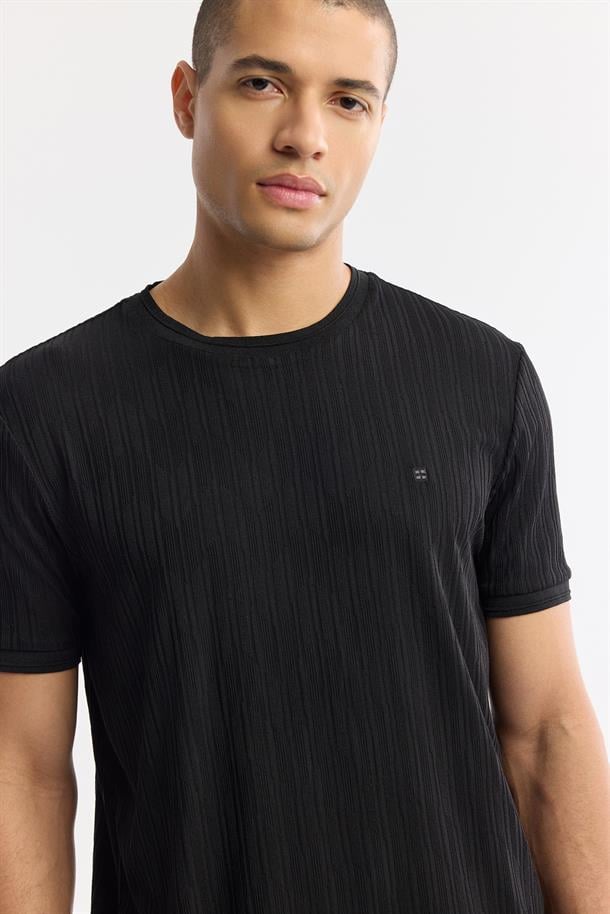 Siyah Bisiklet Yaka Jakarlı Elastan T-Shirt