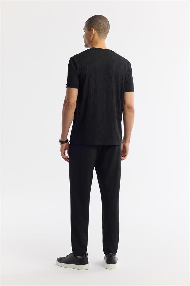 Siyah Bisiklet Yaka Jakarlı Elastan T-Shirt