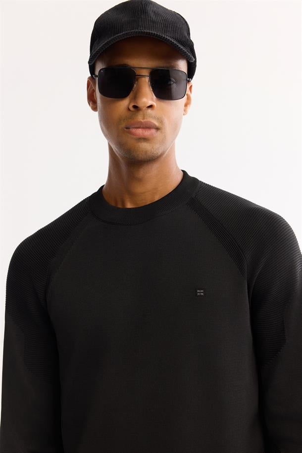 Siyah Bisiklet Yaka Dokulu Triko Kazak