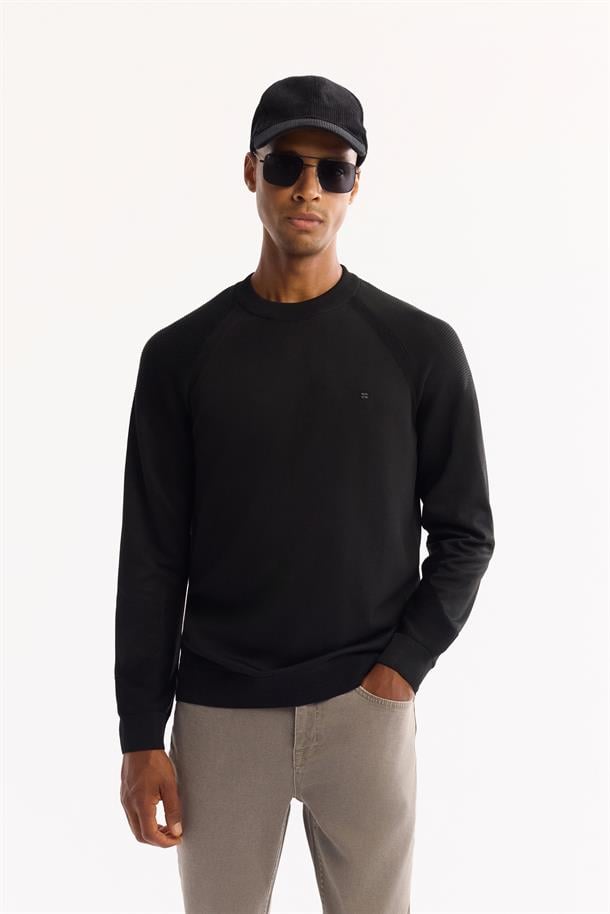 Siyah Bisiklet Yaka Dokulu Triko Kazak