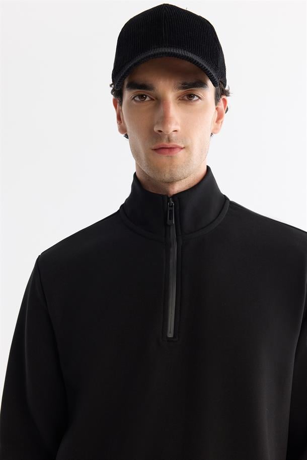 Siyah Dik Yaka Pamuklu Baskılı Elastan Sweatshirt