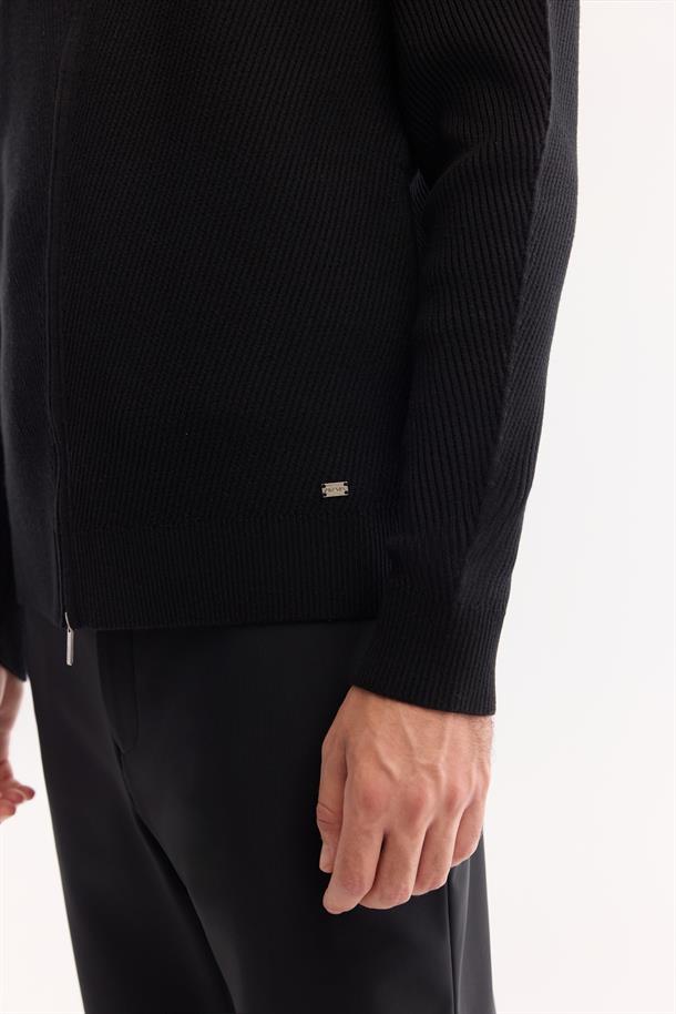 Siyah Dik Yaka Fermuarlı Pamuklu Soft Touch Dokulu Hırka