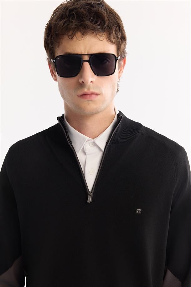 Siyah Dik Yaka Fermuarlı Rayon Tüylenmeyen Triko Kazak