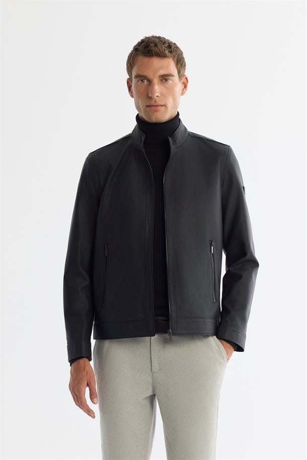 Siyah Dik Yaka Fermuarlı Deri Görünümlü İnce Mont