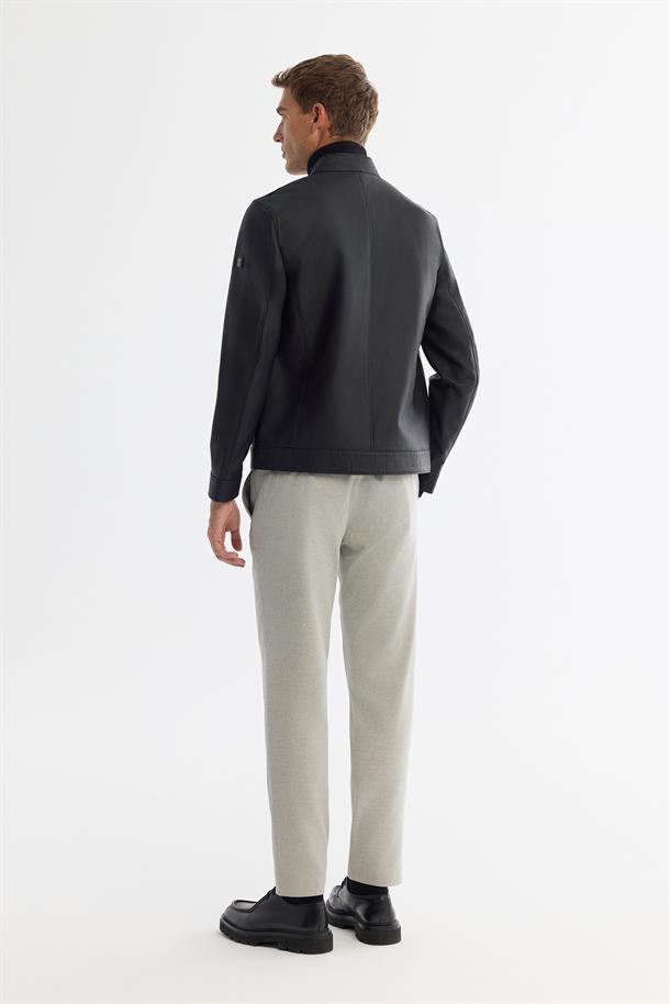 Siyah Dik Yaka Fermuarlı Deri Görünümlü İnce Mont