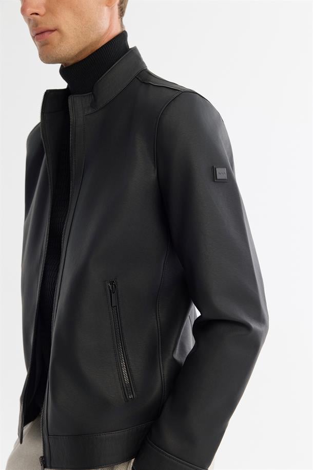 Siyah Dik Yaka Fermuarlı Deri Görünümlü İnce Mont