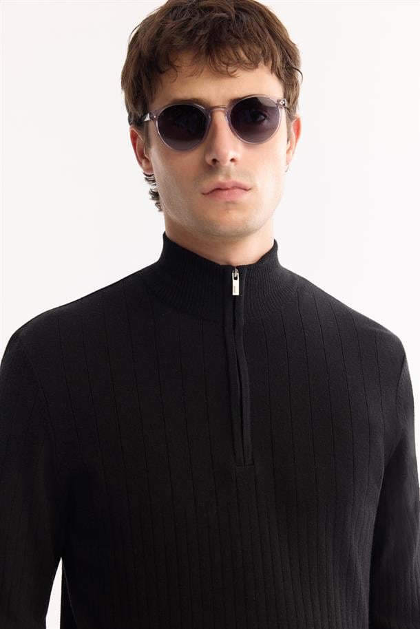 Siyah Dik Yaka Fermuarlı Soft Touch Çizgili Triko Kazak