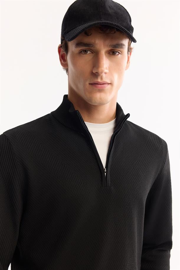 Siyah Dik Yaka Fermuarlı Dokulu Triko Kazak