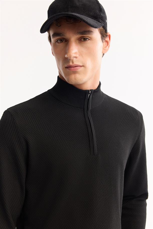 Siyah Dik Yaka Fermuarlı Dokulu Triko Kazak