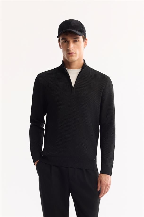 Siyah Dik Yaka Fermuarlı Dokulu Triko Kazak