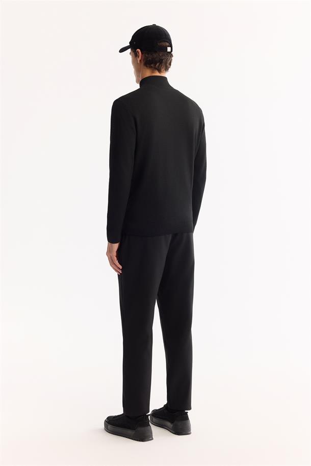 Siyah Dik Yaka Fermuarlı Dokulu Triko Kazak
