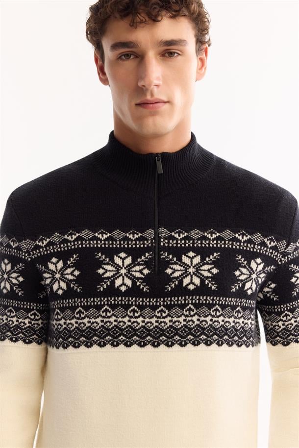 Siyah Dik Yaka Fermuarlı Soft Touch Desenli Triko Kazak