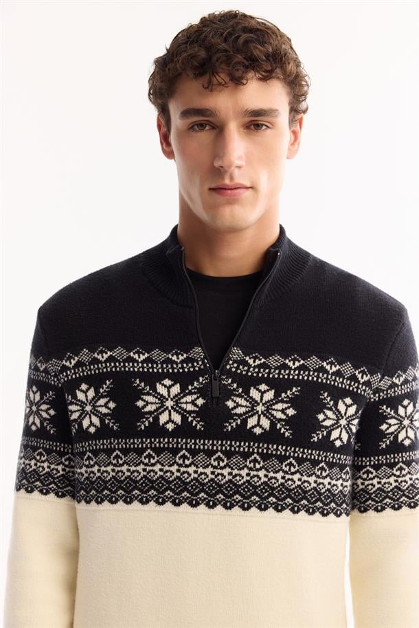 Siyah Dik Yaka Fermuarlı Soft Touch Desenli Triko Kazak