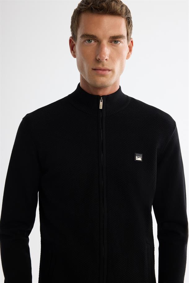 Siyah Dik Yaka Fermuarlı Önü Dokulu Soft Touch Triko Hırka