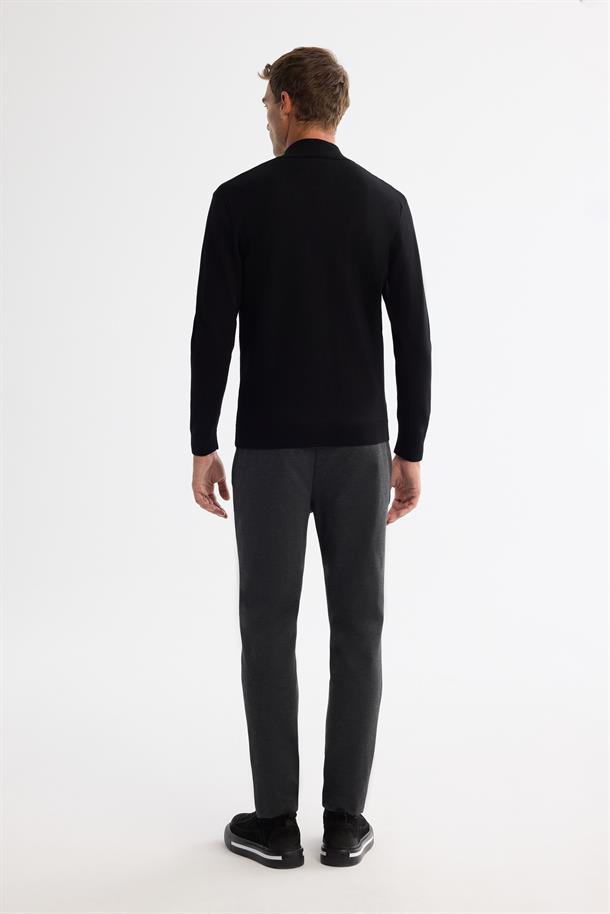 Siyah Dik Yaka Fermuarlı Önü Dokulu Soft Touch Triko Hırka