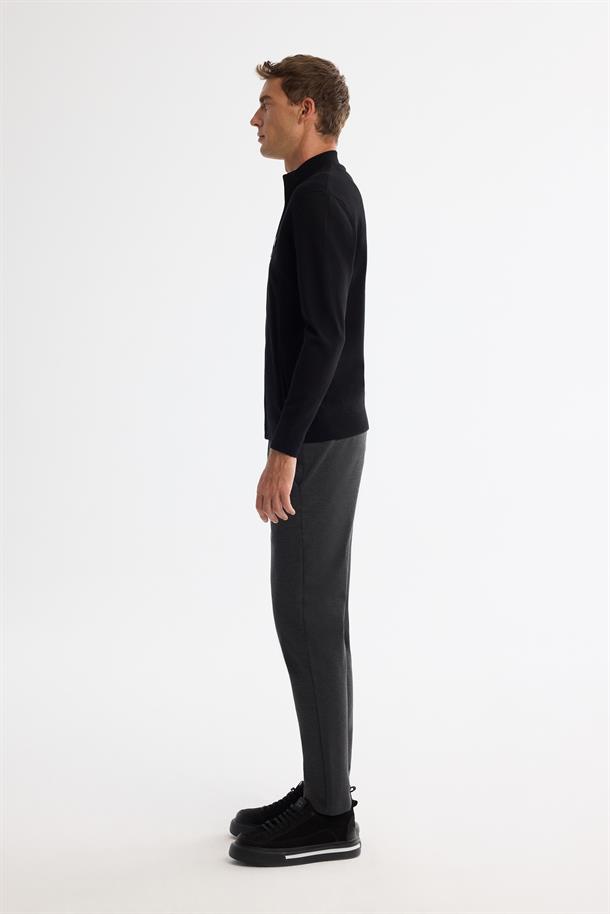 Siyah Dik Yaka Fermuarlı Önü Dokulu Soft Touch Triko Hırka