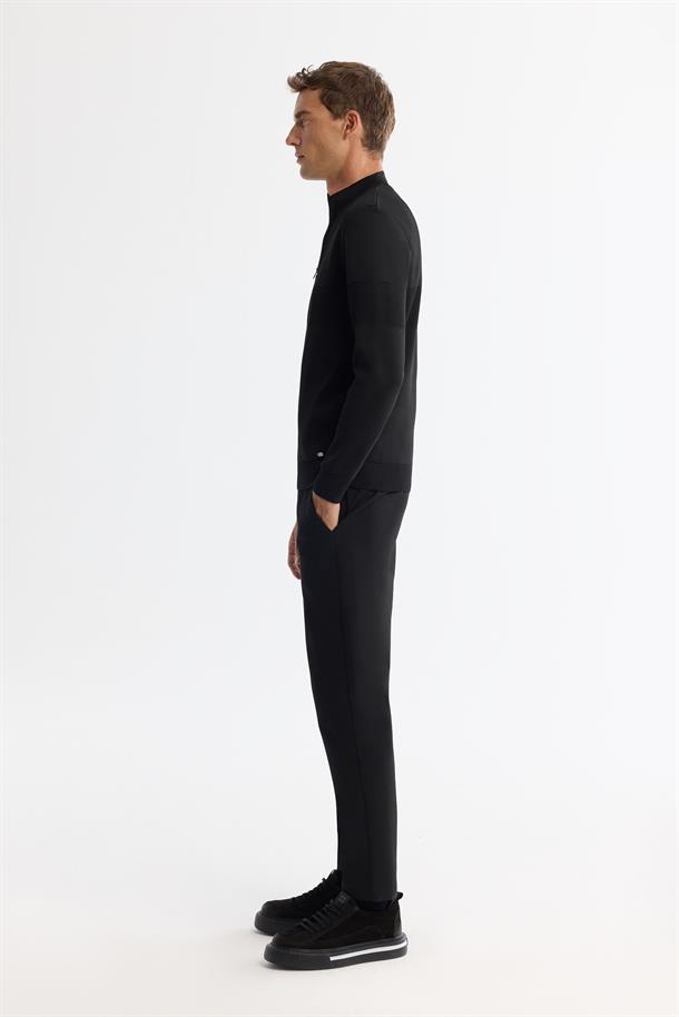 Siyah Fermuarlı Dik Yaka Önü Doku Detaylı Triko Kazak