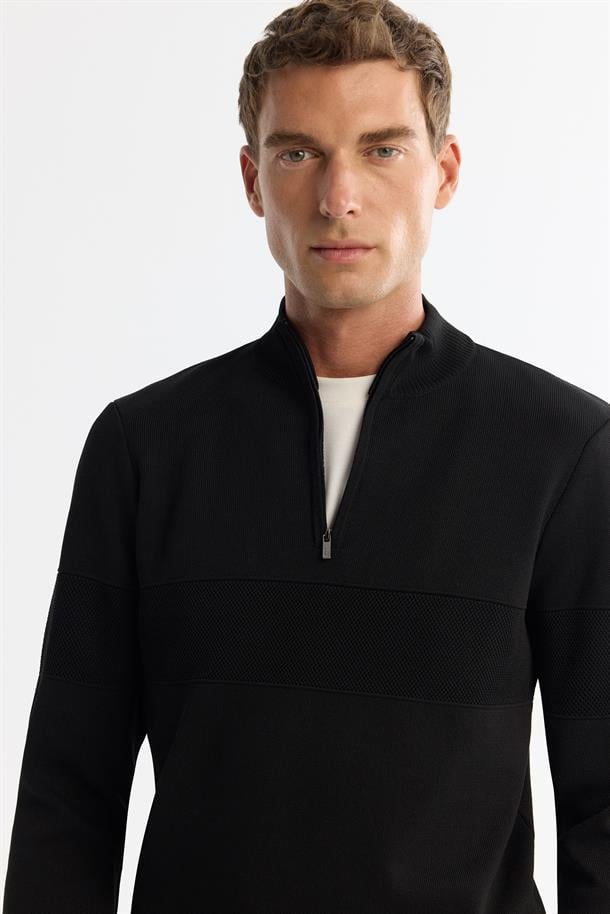 Siyah Fermuarlı Dik Yaka Önü Doku Detaylı Triko Kazak