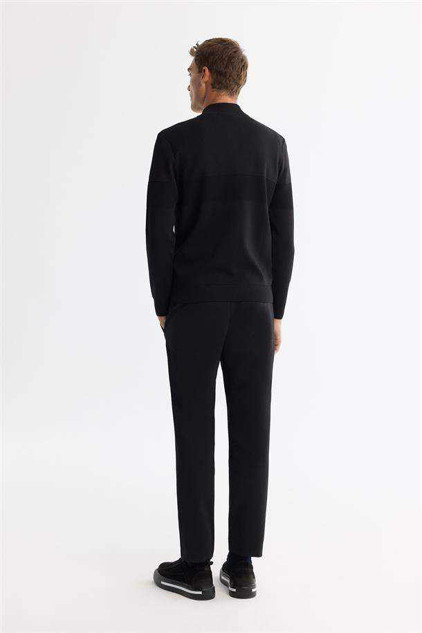 Siyah Fermuarlı Dik Yaka Önü Doku Detaylı Triko Kazak